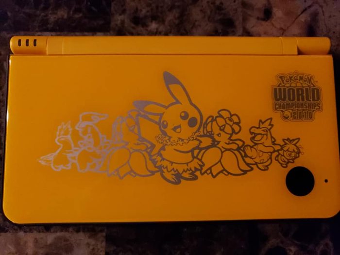 Nintendo DSI - Pokemon World Championships 2010 - Pikachu in Hawaii - Trophy Console